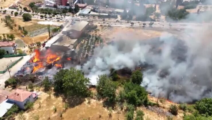 Kereste deposunda çıkan yangına müdahale ediliyor