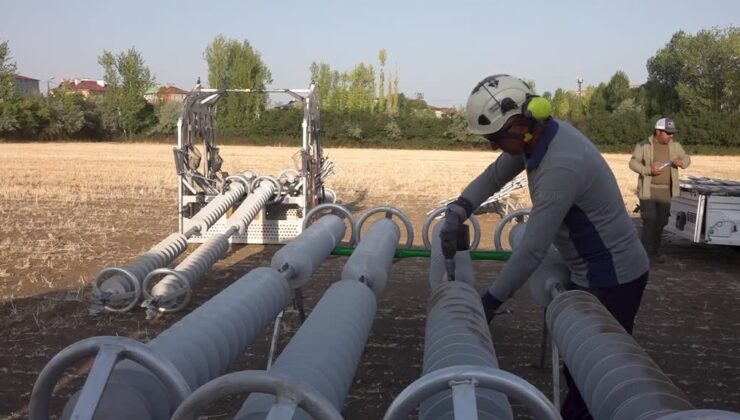 Kesintisiz enerji için helikoptere bağlı sepette saatlerce mesai yapıyorlar