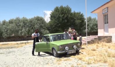 Kitap sattı, yola çıktı, çocuklar için 3 okulu yeniledi