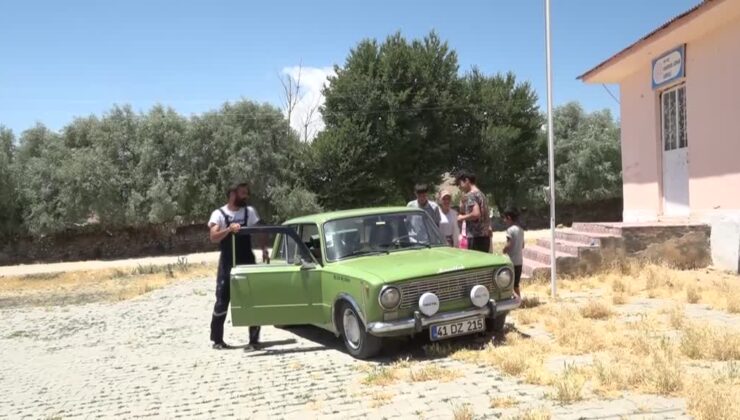 Kitap sattı, yola çıktı, çocuklar için 3 okulu yeniledi
