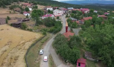 Köylere mutluluk taşıyan seyyar dondurmacı