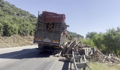 Lastiği patlayan kamyondaki tomrukların bir kısmı yola saçıldı