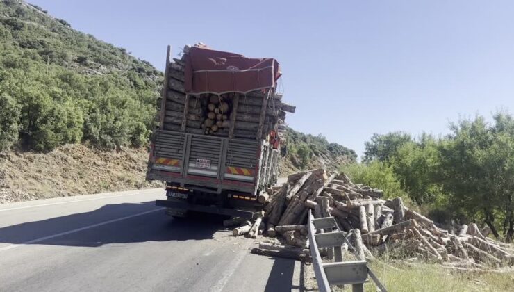 Lastiği patlayan kamyondaki tomrukların bir kısmı yola saçıldı