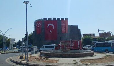 MHP, Diyarbakır Surları’na 3 Hilalli Bayrak Astı