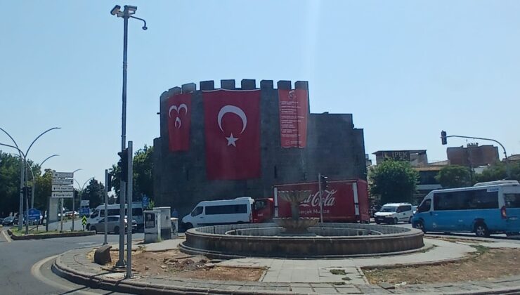 MHP, Diyarbakır Surları’na 3 Hilalli Bayrak Astı