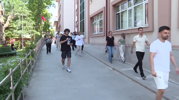 Milli Eğitim Bakanlığı Akademi Giriş Sınavı’nın ilk oturumu tamamlandı