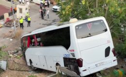 Kontrolden çıkan servis otobüsü 10 metreden düştü