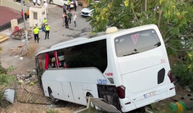Kontrolden çıkan servis otobüsü 10 metreden düştü