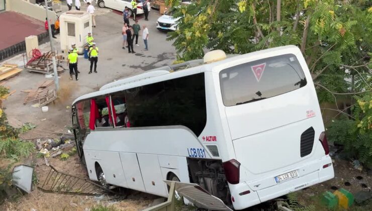 Kontrolden çıkan servis otobüsü 10 metreden düştü
