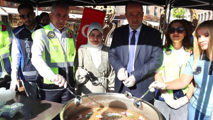 Midyat’ta vatandaşlara aşure dağıtıldı