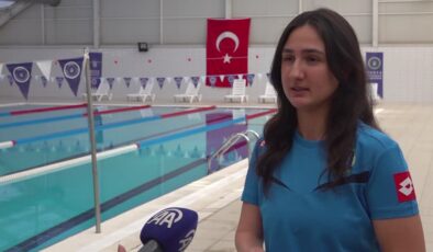 Milli paralimpik sporcu Melda Kolayca olimpiyat için yüzüyor