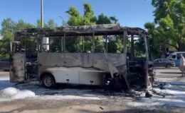 Motor kısmında çıkan yangın midibüsü küle çevirdi