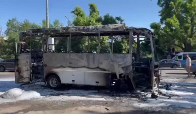 Motor kısmında çıkan yangın midibüsü küle çevirdi