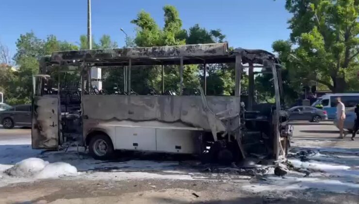 Motor kısmında çıkan yangın midibüsü küle çevirdi