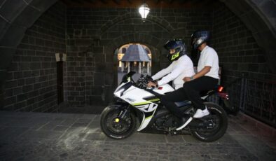 Müezzin motorla geliyor, gençler camiye koşuyor