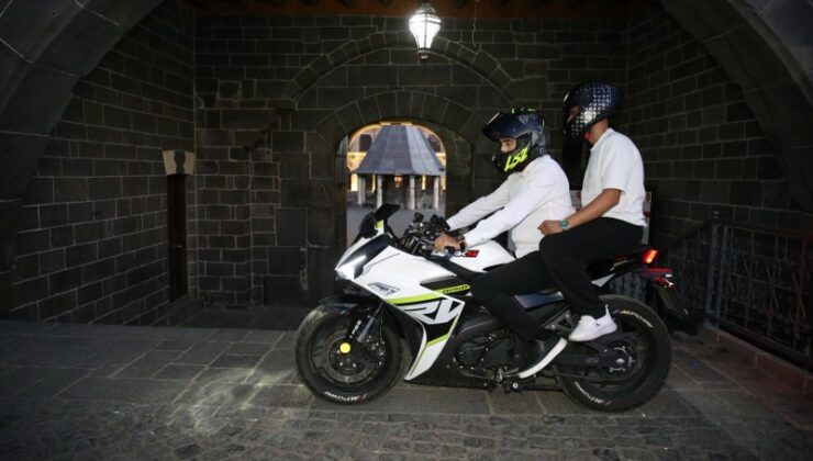 Müezzin motorla geliyor, gençler camiye koşuyor