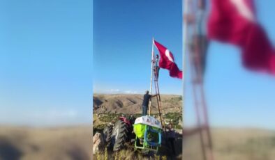 Köyün zirvesine diktiği dev bayrak herkesi duygulandırdı