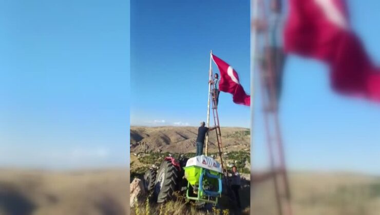 Köyün zirvesine diktiği dev bayrak herkesi duygulandırdı