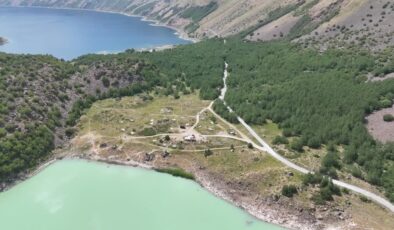 Nemrut Krater Gölü doğası ve serin havasıyla ziyaretçilerini ağırlıyor