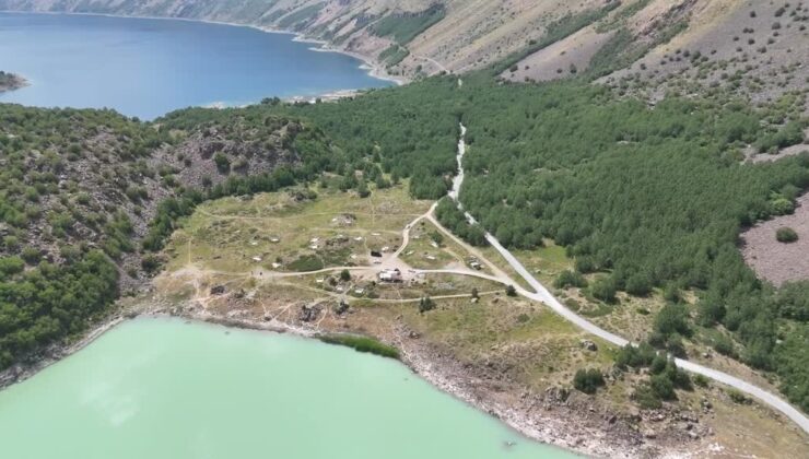 Nemrut Krater Gölü doğası ve serin havasıyla ziyaretçilerini ağırlıyor