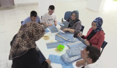 Özel gereksinimli bireyler galoş üreterek sosyalleşiyor