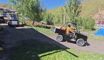Organik bal ürettikleri dağlara çıkmak için oğlunun yaptığı elektrikli araçları kullanıyor