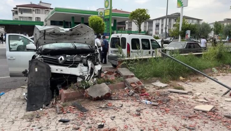 Otomobil ile hafif ticari aracın çarpıştığı kazada 3 kişi yaralandı