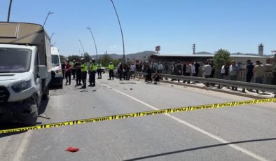 Otomobil ile kamyonetin çarpıştığı kazada 1 kişi öldü, 2 kişi yaralandı