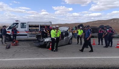 Otomobil ile kamyonun çarpıştığı kazada 3 kişi öldü, 2 kişi yaralandı