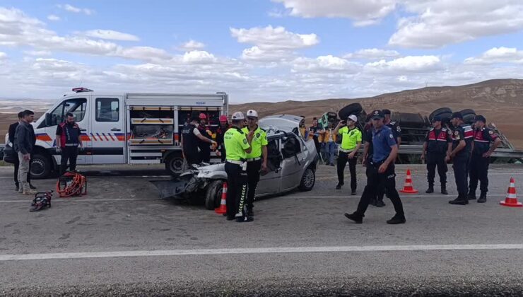 Otomobil ile kamyonun çarpıştığı kazada 3 kişi öldü, 2 kişi yaralandı