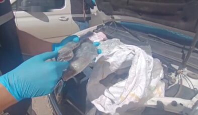 Otomobilin motor kısmında 65 tabanca ele geçirildi