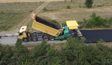 Özel İdare ekipleri kışın kardan temizledikleri yollara yazın kavurucu sıcakta asfalt seriyor
