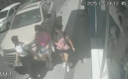 Pikabın kaldırımda yürüyen yayalara çarpması kamerada