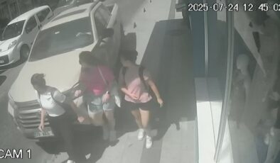 Pikabın kaldırımda yürüyen yayalara çarpması kamerada