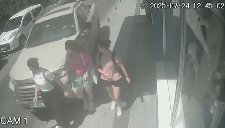 Pikabın kaldırımda yürüyen yayalara çarpması kamerada