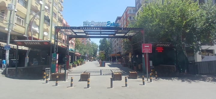 Sanat Sokağı sıcağa yenik düştü: Gündüz bomboş, gece dolup taşıyor