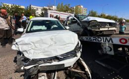 iki otomobilin çarpıştığı kazada 1 kişi öldü, 4 kişi yaralandı