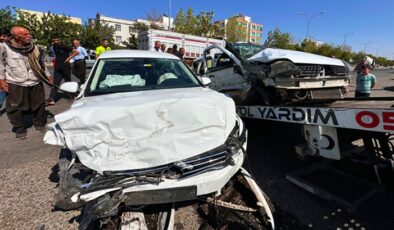 iki otomobilin çarpıştığı kazada 1 kişi öldü, 4 kişi yaralandı