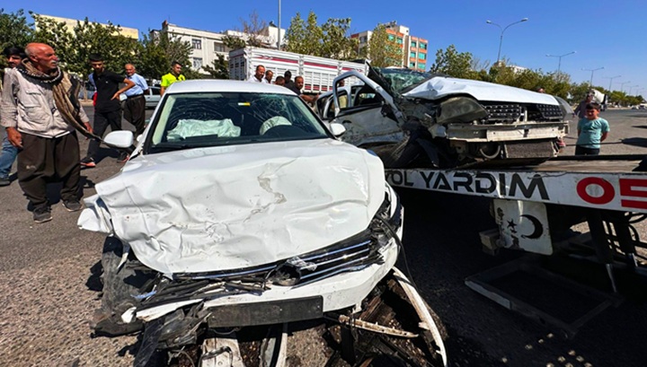 iki otomobilin çarpıştığı kazada 1 kişi öldü, 4 kişi yaralandı