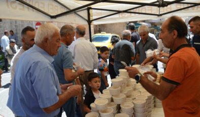 Savur’da vatandaşlara aşure ikram edildi