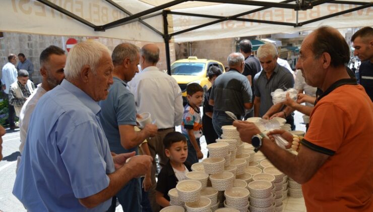 Savur’da vatandaşlara aşure ikram edildi