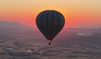 Sıcak hava balonları Salda Gölü manzarası eşliğinde havalandı