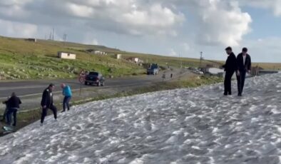 35 derece sıcaktan kaçıp karda yürüdüler
