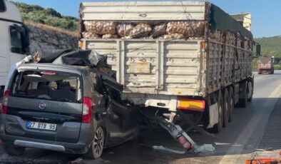 Tıra çarpan hafif ticari araçtaki 1’i çocuk 5 kişi öldü