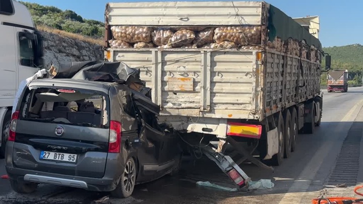 Tıra çarpan hafif ticari araçtaki 1’i çocuk 5 kişi öldü