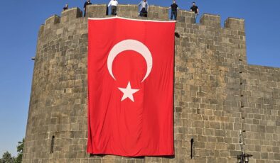 Diyarbakır Surları’nda birlik mesajı: Ay yıldız dalgalanıyor