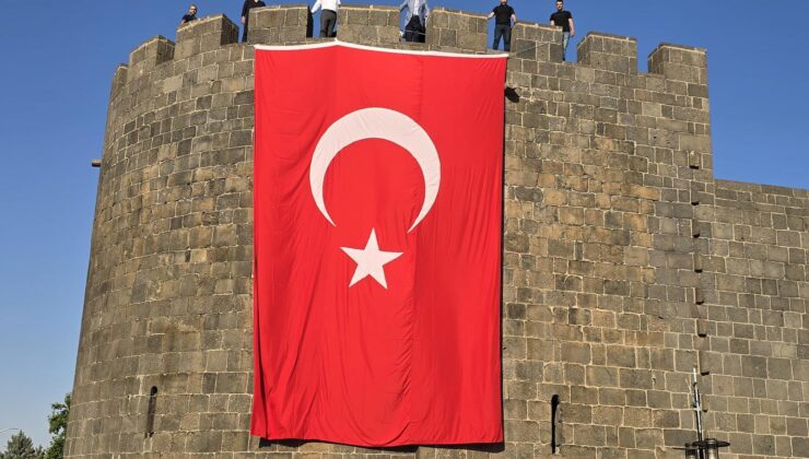 Diyarbakır Surları’nda birlik mesajı: Ay yıldız dalgalanıyor