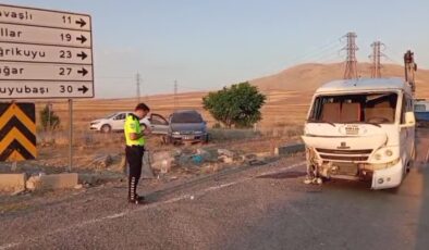Tarım işçilerini taşıyan minibüs ile otomobilin çarpışması sonucu 16 kişi yaralandı