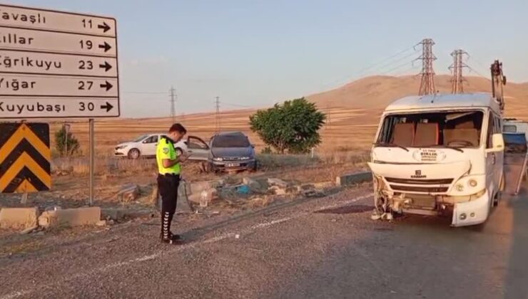 Tarım işçilerini taşıyan minibüs ile otomobilin çarpışması sonucu 16 kişi yaralandı