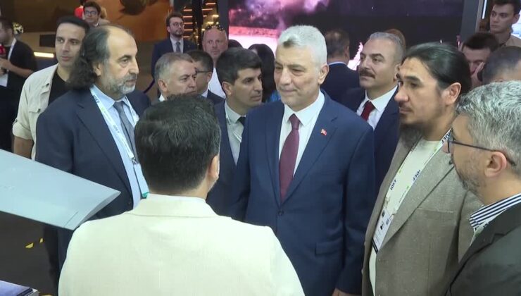 Ticaret Bakanı Ömer Bolat IDEF 2025’i ziyaret etti